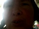 Liebe ohne Liebe11. August 2008, nachtsDer, die mit dem Feuer spielt, mir selbst und dir, R.Es ist wie mondscheinin der nacht so hell,ein bleiches stilles licht,das neben mein bett- einbricht.Zweimal warst du...(mit diesen worten vom mond scheint's geweckt und dann doch wieder darüber eingeschlafen, nach Notiz,morgens weiter:)Zweimal hast duüber Netze aus der Fernehergesucht, dich zu verbinden...- Wo war ich? - ich kann's nicht finden,weil da die Uhrzeit unbekanntin dem neuen Skypoland.Was wollt ich den Fremden sehen,der mit liebem Nam' versehenmich in Stücke riß:Ist er das, oh, er ist dies!- und ich schrieb ihm munter,als wär er das noch, bunterkonnt es ja nicht sein,typisch Internet, - ich wein,als die Fratzen mich erschreckenund kein Ton nicht rüberkommt,Geister kommen aus Verstecken,höhnen mich, wie es mir frommt:Babuschka, was hast du wollenin dem Land der Übertollen?Scher dich heim an deinen Strumpf,ha, verstecken tust du Rumpf,und des Leibes Blößen, Schwächen,das wird sich noch arge rächen!Spielst das Gör aus Kopenhagenund die Schiffer ohne Zagenkrachen an das Riff!Lorelei, hier ging was schief!Ja, das Internet erlaubt es,Vorgetäuschtes, Hochgeschraubtes,will mich keiner, wie ich bin,zauber ich was Bess'res hin!Ach, es war hier nur die Not,die das falsche Bild erbot,und auf meiner Seite Scheu,ich bin alt, ich bin nicht neu,ich bin kalt, ich bin nicht treu,aber weiß der Worte Kunstund der Liebesworte Brunst,wie empfangen, so verteilt,wo es mangelt, Feuer streuenin die Unschuldsherzen, neuen,die im Fluchen obenan: