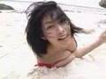 ビキニ水着で砂浜を寝転がる