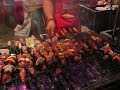 Preparación de anticuchos. Ramadas Septiembre en Chile.