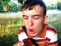 Er versucht die Zigarre zu rauchen // Бред курит сигару