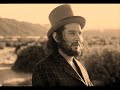 Omaggio a Vinicio CaposselaVai vai tanto non è l'amore che va via Vai vai l'amore resta sveglio anche se è tardi e piove ma vai tu vai rimangono candele e vino e lampi sulla strada per Destino Vai vai conosco queste sere senza te lo so, lo sai il silenzio fa il rumore de tuoi passi andati ma vai, tu vai conosco le mie lettere d'amore e il gusto amaro del mattino Ma non è l'amore che va via il tempo sì ci ruba e poi ci asciuga il cuor sorridimi ancor non ho più niente da aspettar soltanto il petto da uccello di te... soltanto un sonno di quiete domani... Ma vai, tu vai conosco le mie lettere d'amore e il gusto amaro del mattino lo so lo sai immaginare come un cieco e poi inciampare in due parole a che serve poi parlare per spiegare e intanto, intanto noi corriamo sopra un filo, una stagione, un'inquietudine sottile. Ma, non è l'amore che va via il tempo sì, ci ruba e poi ci asciuga il cuor sorridimi ancor non ho più niente da aspettar soltanto il petto da uccello di te... soltanto un sonno di quiete domani...