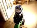 3 Åring På 3-Hjuling Inomhus 3 Åring På 3-Hjuling Inomhus