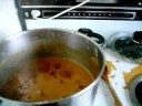 Ale haciendo Dulce de Leche