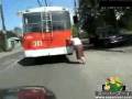 Tiazinha empurra ônibus para pegar no tranco