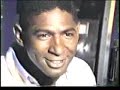 dj ant�nio jos�, o lobo.

nasceu em 11 de setembro de 1970 e morreu em 17 de setembro de 1996 em um acidente automobil�stico. um dia depois o carro do corpo de bombeiros atravessou s�o lu�s levando ant�nio jos� pinheiro silva, o lobo. no longo trajeto entre o bairro de s�o francisco e o cemit�rio jardim da paz, no maiob�o, milhares de pessoas alinharam-se nas cal�adas e acostamentos, acenando, gritando ou vertendo l�grimas. ant�nio jos� n�o era coronel, deputado, ministro, jogador de futebol ou artista de tv. era dj de reggae, profiss�o pouco conhecida e nada nobre, mas isso apenas aos olhos da elite maranhense. para massa regueira, formada principalmente pelos exclu�dos, era um adeus emocionado e muito justo a um dos mais emblem�ticos personagens do reggae do maranh�o.
ant�nio jos� era um cara bacana, estava sempre de bem com a vida. come�ara bem moleque tocando no clube quilombo, onde mexia com discos de v�rios g�neros, e n�o apenas reggae, o que de certo contribuiu na variedade instigante de suas seq��ncias. e foi ele um dos primeiros a encarar o p�blico de frente, no momento em que os equipamentos de amplifica��o e controle passaram a ser colocados em mesas, e n�o mais nos m�veis monol�ticos, que for�avam os djs a trabalharem de costas. suas performances inclu�am cantorias, refr�es gostosos feitos no improviso e at� scattings, � moda dos melhores da jamaica. uma de suas cria��es, menina linda, pontuada sobre a m�sica reggae machine de willie lindo.
naquele dia triste, quando o caix�o do lobo desceu � sepultura, coberto pelas bandeiras do brasil e da jamaica, salpicado por respons�rios, fotos, camisas e outras lembran�as atiradas por familiares, amigos e f�s, ca�a definitivamente a ficha de que o reggae no maranh�o era bem mais do que coisa da negrada, dos sal�es de periferia e clubes de ch�o batido. a massa regueira j� havia dado prova de for�a elegendo um vereador, mas ali, chorando sentida, mostrava que tamb�m era capaz de fazer um her�i.