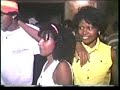 dj ant�nio jos�, o lobo.

nasceu em 11 de setembro de 1970 e morreu em 17 de setembro de 1996 em um acidente automobil�stico. um dia depois o carro do corpo de bombeiros atravessou s�o lu�s levando ant�nio jos� pinheiro silva, o lobo. no longo trajeto entre o bairro de s�o francisco e o cemit�rio jardim da paz, no maiob�o, milhares de pessoas alinharam-se nas cal�adas e acostamentos, acenando, gritando ou vertendo l�grimas. ant�nio jos� n�o era coronel, deputado, ministro, jogador de futebol ou artista de tv. era dj de reggae, profiss�o pouco conhecida e nada nobre, mas isso apenas aos olhos da elite maranhense. para massa regueira, formada principalmente pelos exclu�dos, era um adeus emocionado e muito justo a um dos mais emblem�ticos personagens do reggae do maranh�o.
ant�nio jos� era um cara bacana, estava sempre de bem com a vida. come�ara bem moleque tocando no clube quilombo, onde mexia com discos de v�rios g�neros, e n�o apenas reggae, o que de certo contribuiu na variedade instigante de suas seq��ncias. e foi ele um dos primeiros a encarar o p�blico de frente, no momento em que os equipamentos de amplifica��o e controle passaram a ser colocados em mesas, e n�o mais nos m�veis monol�ticos, que for�avam os djs a trabalharem de costas. suas performances inclu�am cantorias, refr�es gostosos feitos no improviso e at� scattings, � moda dos melhores da jamaica. uma de suas cria��es, menina linda, pontuada sobre a m�sica reggae machine de willie lindo.
naquele dia triste, quando o caix�o do lobo desceu � sepultura, coberto pelas bandeiras do brasil e da jamaica, salpicado por respons�rios, fotos, camisas e outras lembran�as atiradas por familiares, amigos e f�s, ca�a definitivamente a ficha de que o reggae no maranh�o era bem mais do que coisa da negrada, dos sal�es de periferia e clubes de ch�o batido. a massa regueira j� havia dado prova de for�a elegendo um vereador, mas ali, chorando sentida, mostrava que tamb�m era capaz de fazer um her�i.