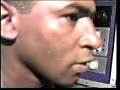 dj ant�nio jos�, o lobo.

nasceu em 11 de setembro de 1970 e morreu em 17 de setembro de 1996 em um acidente automobil�stico. um dia depois o carro do corpo de bombeiros atravessou s�o lu�s levando ant�nio jos� pinheiro silva, o lobo. no longo trajeto entre o bairro de s�o francisco e o cemit�rio jardim da paz, no maiob�o, milhares de pessoas alinharam-se nas cal�adas e acostamentos, acenando, gritando ou vertendo l�grimas. ant�nio jos� n�o era coronel, deputado, ministro, jogador de futebol ou artista de tv. era dj de reggae, profiss�o pouco conhecida e nada nobre, mas isso apenas aos olhos da elite maranhense. para massa regueira, formada principalmente pelos exclu�dos, era um adeus emocionado e muito justo a um dos mais emblem�ticos personagens do reggae do maranh�o.
ant�nio jos� era um cara bacana, estava sempre de bem com a vida. come�ara bem moleque tocando no clube quilombo, onde mexia com discos de v�rios g�neros, e n�o apenas reggae, o que de certo contribuiu na variedade instigante de suas seq��ncias. e foi ele um dos primeiros a encarar o p�blico de frente, no momento em que os equipamentos de amplifica��o e controle passaram a ser colocados em mesas, e n�o mais nos m�veis monol�ticos, que for�avam os djs a trabalharem de costas. suas performances inclu�am cantorias, refr�es gostosos feitos no improviso e at� scattings, � moda dos melhores da jamaica. uma de suas cria��es, menina linda, pontuada sobre a m�sica reggae machine de willie lindo.
naquele dia triste, quando o caix�o do lobo desceu � sepultura, coberto pelas bandeiras do brasil e da jamaica, salpicado por respons�rios, fotos, camisas e outras lembran�as atiradas por familiares, amigos e f�s, ca�a definitivamente a ficha de que o reggae no maranh�o era bem mais do que coisa da negrada, dos sal�es de periferia e clubes de ch�o batido. a massa regueira j� havia dado prova de for�a elegendo um vereador, mas ali, chorando sentida, mostrava que tamb�m era capaz de fazer um her�i.