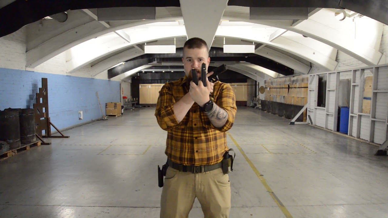 Taktinen lippaanvaihto pistoolilla