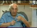 النحات العراقي الكبير الاستاذ محمد غني حكمتولد في بغداد مدينة الكاظمية محلة الانباريين عام 1929 . تخرج من معهد الفنون الجميلة عام 1953 . حصل على دبلوم النحت من اكاديمية الفنون الجميلة روما 1959 حصل على دبلوم المداليات من مدرسة الزكا روما 1957 حصل على الاختصاص في صب البرونز فلورنسا 1961 عضو مؤسس في جماعة الزاوية وتجمع البعد الواحد عضو في جماعة بغداد للفن الحديث وساهم في معارضها ساهم في اغلب المعارض الوطنية داخل القطر وخارجه. اقام عدة معارض شخصية في روما وبيروت وبغداد. حصل على جائزة احسن نحات من مؤسسة كولبنكيان 1964.م يكن أحد من افراد عائلته مارس فن الرسم أو النحت وهو من اسرة محافظة ومن بيئة كان الكثير منهم ينظر إلى فن النحت على انه من الامور المحرمة في نظر الشرع ، إستنادا إلى مقابلة مع النحات محمد غني حكمت ، قد تكون تأثيرات الطفولة عندما كان يذهب إلى نهر دجلة ويعمل من الطين الحر اشكالاً لحيوانات أو قد تكون الزخارف والمقرنصات والقباب التي كانت تزين الاضرحة في مدينة الكاظمية الاثر الخفي في نزوعه إلى فن النحت.يقوم بتدريس النحت في اكاديمية الفنون الجميلة ببغداد منذ 1962 ولايزال . ساهم في عضوية جمعية اصدقاء الفن في بغداد عام 1952 ساهم في عضوية جماعة بغداد للفن الحديث منذ عام 1953 جماعة بغداد في الفن الحديث عام 1953 - 1954 رسول علوان ، شاكر حسن ال سعيد, نزيهة سليم, محمد غني حكمت ، جواد سليم .ساهم في عضوية جماعة الزاوية عام 1967. ساهم في عضوية جمعية الفنانين التشكيليين العراقية منذ تأسيسها . أنجز وسام الشهيد.(هيثم الملاك)