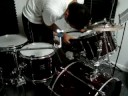 Lucas tocando bateria com o Daddy