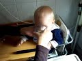 Un bebelus care rade cu pofta
