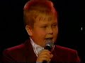 lapsen t�hden -konsertti 1993. timo pyyt�� yleis�n joukosta lavalle pienen tyt�n, jolle laulunsa esitt��.