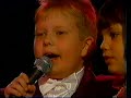 lapsen t�hden -konsertti 1993. timo pyyt�� yleis�n joukosta lavalle pienen tyt�n, jolle laulunsa esitt��.
