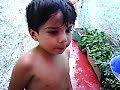 Mateo y Facu jugando con bombitas