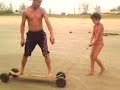 surfando na areia