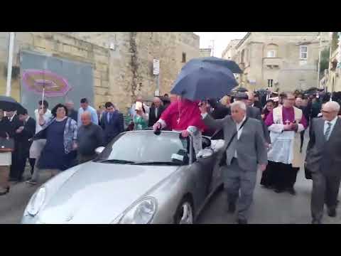 Dzieciaki holują Porshe z Księdzem w środku…