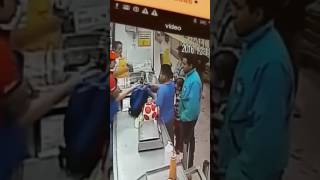“Padre de familia“ le enseña a robar a su hijo en  mercado de Jalisco (vídeo)