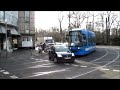 Vorne um die Straßenbahn herum