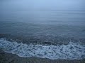 un 10 juillet brumeux � rivi�re-�-claude, en gasp�sie. montagnes, brouillard et mer se marient dans des teintes de gris et de bleu. prenons le petit sentier qui m�ne � la gr�ve. admirons le grandiose paysage marin et bor�al. �coutons les vagues faire doucement chanter cette eau si limpide et si froide.
