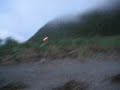 un 10 juillet brumeux � rivi�re-�-claude, en gasp�sie. montagnes, brouillard et mer se marient dans des teintes de gris et de bleu. prenons le petit sentier qui m�ne � la gr�ve. admirons le grandiose paysage marin et bor�al. �coutons les vagues faire doucement chanter cette eau si limpide et si froide.