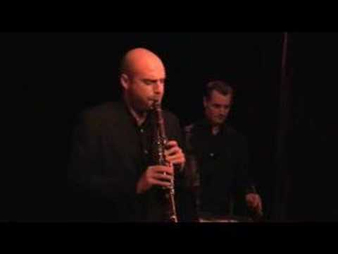 Yom - New King of Klezmer Clarinet!! Naftule attitude par YOM au théâtre du tambour royal.