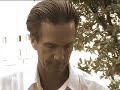tony green e paolo pantaleoni improvvisano un brano di gipsy jazz nel campo del getto di venezia 
video di daniele frison