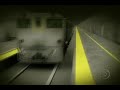 Jornal Nacional - Cintos de segurança salvaram bebê que teve carrinho atingido por trem. Carrinho da criança caiu entre trilhos em estação de trem na Austrália. Bebê se salvou, pois ficou preso e protegido pela estrutura do carrinho. Imagens impressionantes, da cidade de Melbourne, na Austrália, ganharam a atenção do mundo nesta sexta-feira (16). As cenas, numa estação de trem, mostram um momento de descuido de uma mulher. Por alguns segundos, ela tirou os olhos do filho de seis meses, que estava num carrinho, e foi por uma sorte incrível que essa história não terminou em tragédia. As imagens foram registradas pelas câmeras de segurança da estação. A mãe aparece no alto do vídeo, com o carrinho do bebê. Como está ventando, ela arruma o casaco da criança e empurra o carrinho para longe dos trilhos. O que acontece em seguida é de perder a respiração.São menos três segundos: a mãe se distrai, o carrinho desliza para frente, cai entre os trilhos e é atingido por um trem que chega exatamente naquele momento à estação, diminuindo a velocidade. O maquista acionou imediatamente o freio de emergência. As imagens mostram que a mãe ainda tentou correr, escorregou, e não conseguiu alcançar o carrinho. Apesar da gravidade do acidente, o bebê teve apenas um pequeno arranhão na cabeça. Segundo especialistas, a criança foi salva porque usava os cintos de segurança. Ao cair entre os trilhos, o carrinho virou de cabeça para baixo. O trem passou por cima do carrinho, que foi arrastado por <b>...</b>