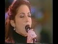 Gloria Estefan cantando al papa
