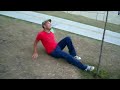 Jake Randall contra un arbol