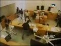 Pelea en la corte durante un juicio criminal