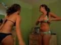 Zwei h�bsche Girls im Bikini interpretieren SOS von Rihanna. Man ist sich nicht einig, ob die Webcam nun l�uft oder nicht, hat aber gro�en Spa� an der Vorstellung, dass sie es tut. Und zu unserem Gl�ck: sie tuts :)mehr Performing Teens
