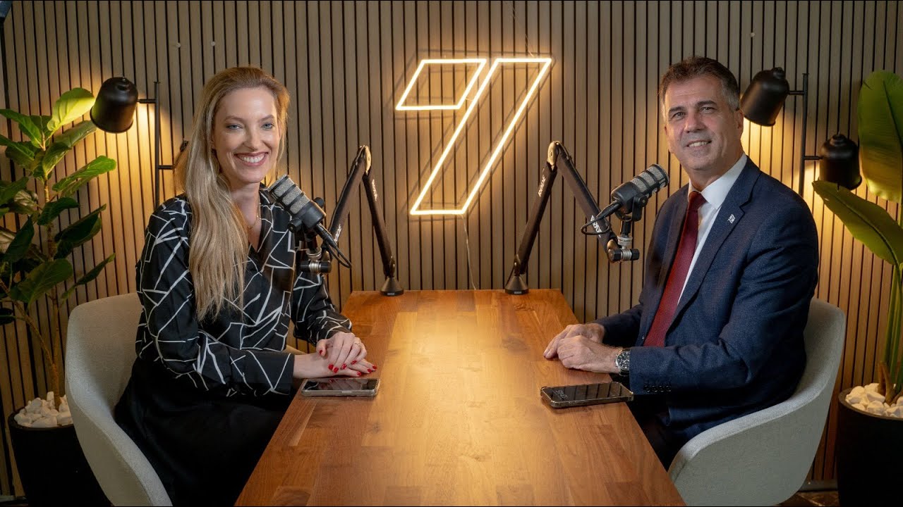 השר אלי כהן בפודקאסט של הדר מילר: מהילדות בדירת עמידר בחולון לשולחן הממשלה