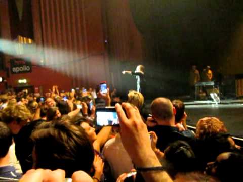 Adele stop the show after someone fainted in the crowd! london 20.9.11 -