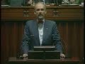 Słynne przemówienie Janusza Korwin-Mikkego w Sejmie I kadencji - w sprawie ustawy lustracyjnej i tzw. Listy Macierewicza (4 czerwca 1992)Panie Marszałku! Wysoka Izbo! Chciałem zgłosić wniosek przeciwny do wniosku mojego Wielce Czcigodnego Kolegi. Precedens historyczny jest inny. Znany jest przypadek, gdzie w roku ­(o ile pamiętam)­ 1907 przy wyborach do Dumy carskiej jeden z wybranych posłów okazał się być agentem Ochrany. Wtedy panowały trochę inne obyczaje. Szef Ochrany zawiadomił szefa Koła Polskiego i poseł sam się wycofał. Proponuję, żeby zamiast tego wniosku obecni na sali agenci po prostu wstali i wyszli, oczywiście nie teraz, tylko podczas przerwy. (Wesołość na sali) Dziękuję. (Oklaski, poruszenie na sali) To co, zrobimy przerwę?