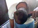 Imaginem: Robinho cortando o cabelo do Leco com a máquina q corta o pelo dos 12 cachorros da Tia Ely... Kkkkkkkkkkk... Esse vídeo é ele indignado consertando em casa...