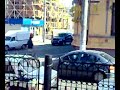 baba nebuna mergea cu spatele si se inchina in intersectie