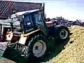 moto ou le tracteur sur le silo de maïs moto ou le tracteur sur le silo de maïs