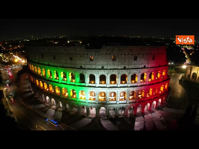 Colosseo illuminato per riconoscimento Cucina Italiana come Patrimonio Unesco, le immagini dal drone