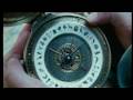 片名：The Golden Compass 译名：黑暗物质：黄金罗盘/黑暗物质三部曲之金罗盘导演：克里斯·韦茨Chris Weitz 主演：妮可·基德曼Nicole Kidman 类型：动作/奇幻/惊悚/剧情/冒险片长：113分钟当聚光灯下克里斯·威茨走上第80届奥斯卡()的领奖台，是的,那一刻永远的停留在了我们心中—— 《黄金罗盘》中逼真的守护神、宏大的数字场景、《加勒比海盗()：世界的尽头》中气势磅礴的海底漩涡，以及《变形金刚》中强大无敌的汽车人，这些所提名的影片不仅仅是给我们留下了酣畅淋漓的视觉享受，同时他也在另一个层面记录着人类电影的发展历程。 在电影已经诞生了100多年的今天，没有人会否认这门特殊的艺术表现形式与技术之间存在着密不可分的关系。而电影发展史上每一次技术的变革都曾被用来拓宽电影艺术创作的天地。从无声到有声，黑白到彩色，模拟到数字，都显示出了科技发展对于艺术表现的贡献。而奥斯卡最佳视觉效果奖就是授予利用机械、电子技术、光学处理以及动画等制造视觉效果上有突出贡献的影片。那么我们就通过今年的最佳视觉效果奖获奖影片《黄金罗盘》来看看其中的数字化技术的魅力。