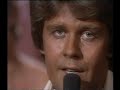 Howard Carpendale - Nimm den nächsten Zug 1977Songtext:Die Wohnung sieht so ausals wär' sie lang verlassen.Ungewaschene Teller türmen sich und Tassen.Die Aschenbecher vollwas kümmert's michdenn was bin ich ohne dichOrdnung scheint in meine Welt nicht mehr zu passen.Und darum nimm den nächsten Zugund komm zurück zu mir.Ich hab' jetzt ein andres Bild von dir.Was du wirklich willst und wie du wirklich fühlst:jetzt weiß ich's!Oh nimm den Nächsten Zugich lauf schon jetzt zur Bahnkommst du auch erst in fünf Stunden an.Mach' dich nicht erst schön und schmink nicht dein Gesichtich lieb dichob ich will oder nicht!Ich hab' dich vielleicht nicht ernst genug genommenund so ist es zwischen uns zum Bruch gekommenich hab' dich behandelt wie ein Kindwo wir uns doch so nah' sind.Alles das hab' ich jetzt zu verstehn bekommen.Und darum nimm den nächsten Zugund komm zurück zu mir.Ich hab' jetzt ein andres Bild von dir.Was du wirklich willst und wie du wirklich fühlst:jetzt weiß ich's!Oh nimm den Nächsten Zugich lauf schon jetzt zur Bahnkommst du auch erst in fünf Stunden an.Mach' dich nicht erst schön und schmink nicht dein Gesichtich lieb dichob ich will oder nicht!Nimm den nächsten Zugund komm zurück zu mir.Ich hab' jetzt ein andres Bild von dir.Was du wirklich willst und wie du wirklich fühlst:jetzt weiß ich's!Nimm den Nächsten Zugich lauf schon jetzt zur Bahnkommst du auch erst in fünf Stunden an.Mach' dich nicht erst schön und schmink nicht dein Gesichtich lieb dichob ich will oder nicht!
