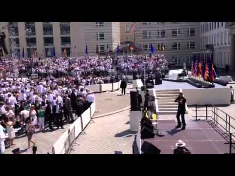 berlin - Vor dem Auftritt Barack Obamas spielt Star-Geiger David Garrett am Brandenburger Tor.