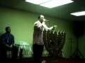 Elvin Perez cantando Estoy Rompiendo Cadenas