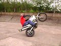 Zerinho sentado Bob  moto grau