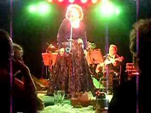 Bibi Ferreira canta Amália ...