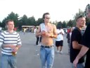 daif geht ab und versucht sein lapcance rüberzubringen und ihn für 20kronen zu verkaufen