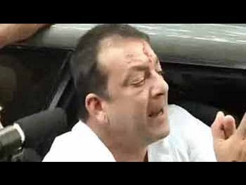Sanjay Dutt surrenders, mobbed as he reaches court