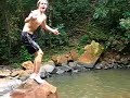 pulando de ponta na cachoeira pulando de ponta na cachoeira