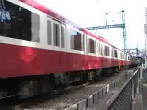 京急新1000形1041編成通過