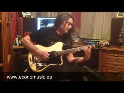 Oscar Aragón de EconoMusic probando Hofner. Bonus Track