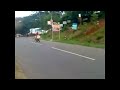 Tonto haciendo acrobacia en motocicleta